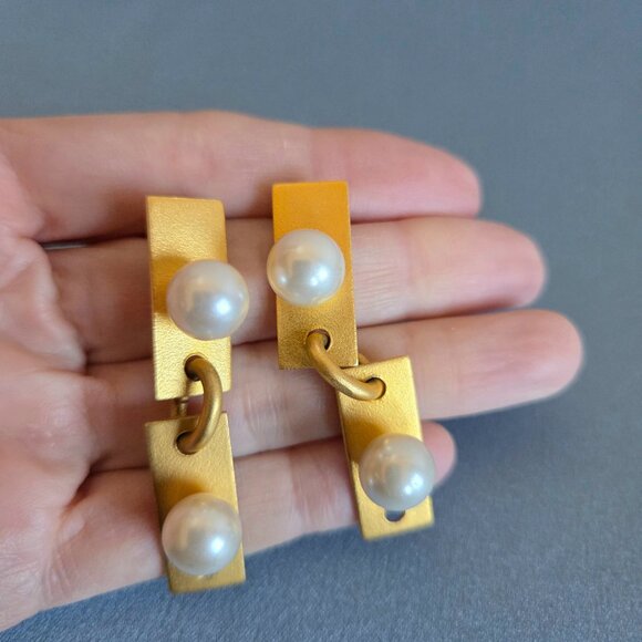 Large Martha Sturdy Vancouver gold tone and faux pearls large dangling earrings. - Picture 5 of 6